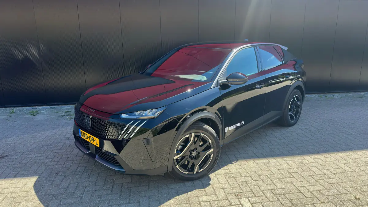 Allure 210 73 kWh | Apple Carplay / Android Auto | 360° Camera | Adaptieve Cruise Control | Stoelverwarming Voor | Stuurverwarming | Navigatie | Elektrische parkeerrem | Extra getinte achte
