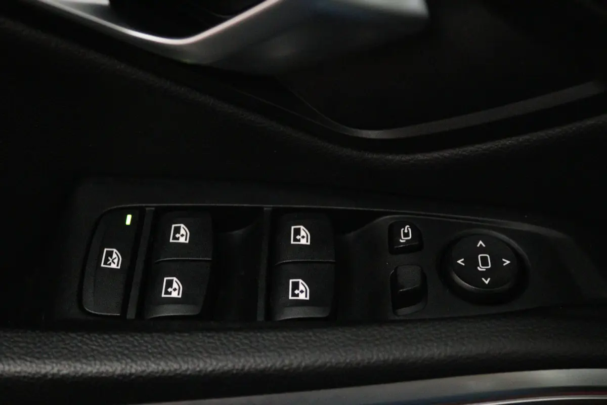 330e Edition M Sport Plus (PANORAMADAK, STOELVERWARMING, CARPLAY, CAMERA, DEALER ONDERHOUDEN)