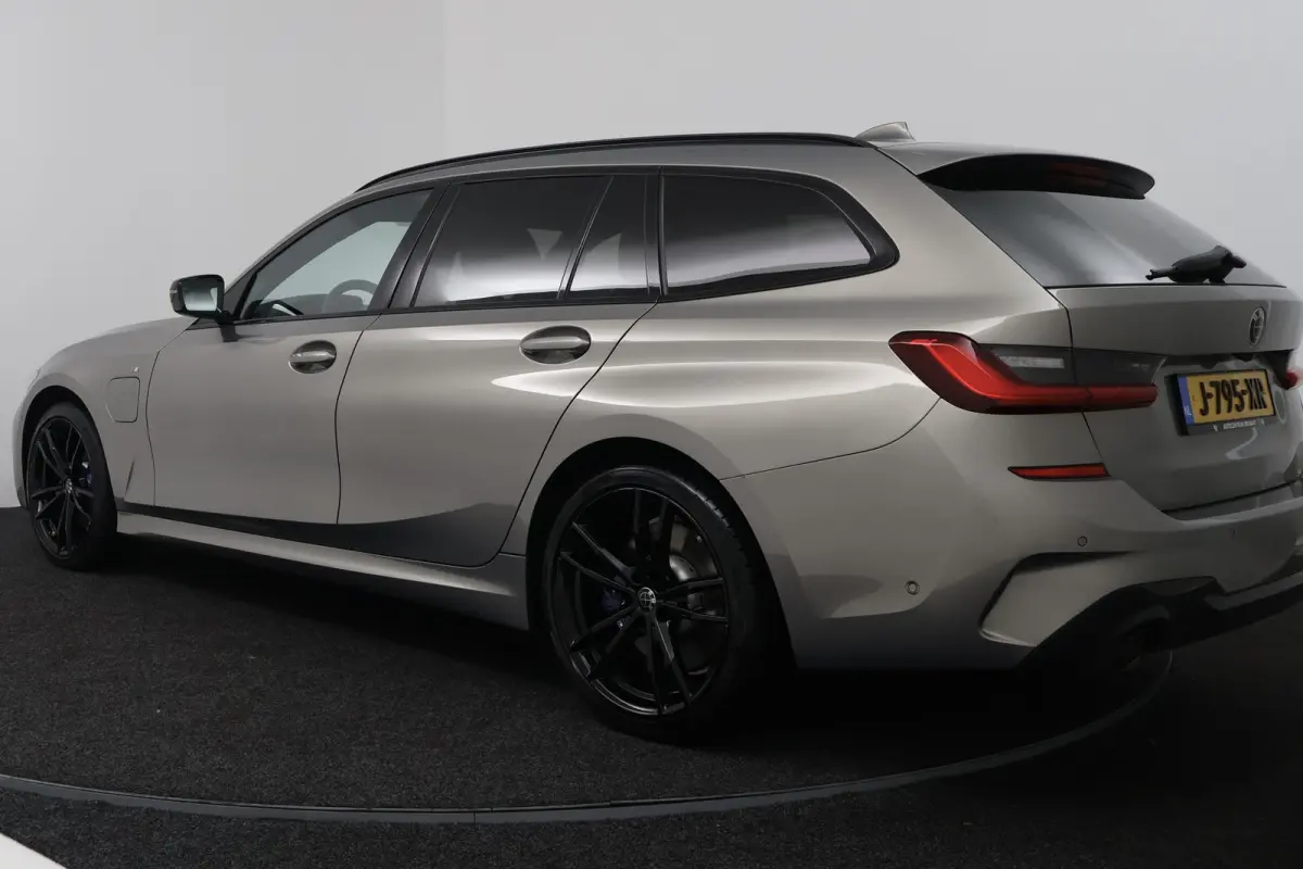 330e Edition M Sport Plus (PANORAMADAK, STOELVERWARMING, CARPLAY, CAMERA, DEALER ONDERHOUDEN)