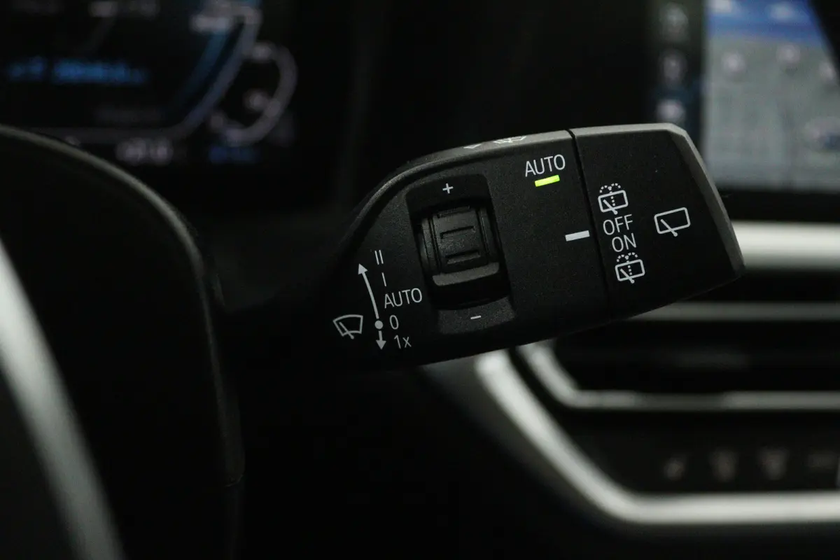 330e Edition M Sport Plus (PANORAMADAK, STOELVERWARMING, CARPLAY, CAMERA, DEALER ONDERHOUDEN)