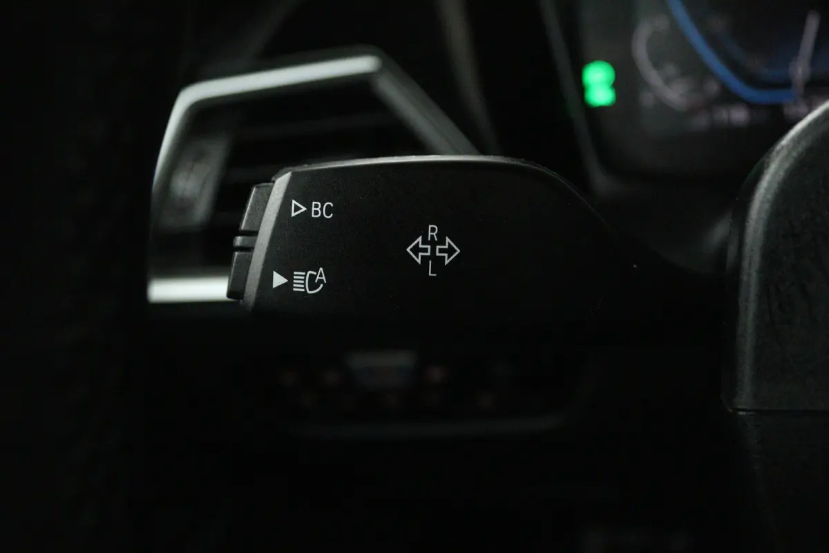 330e Edition M Sport Plus (PANORAMADAK, STOELVERWARMING, CARPLAY, CAMERA, DEALER ONDERHOUDEN)