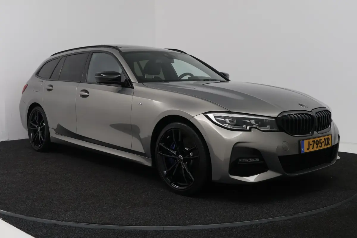 330e Edition M Sport Plus (PANORAMADAK, STOELVERWARMING, CARPLAY, CAMERA, DEALER ONDERHOUDEN)