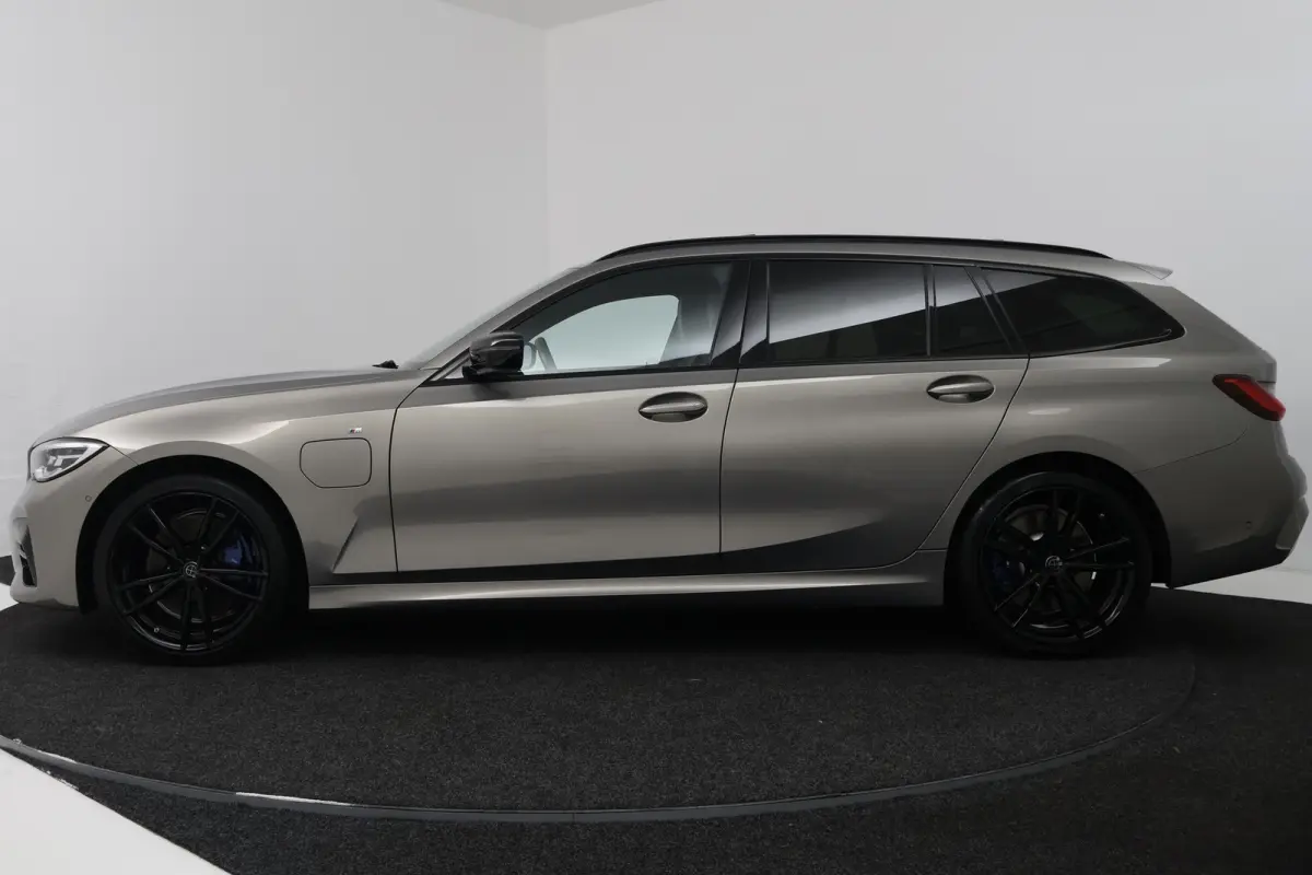 330e Edition M Sport Plus (PANORAMADAK, STOELVERWARMING, CARPLAY, CAMERA, DEALER ONDERHOUDEN)