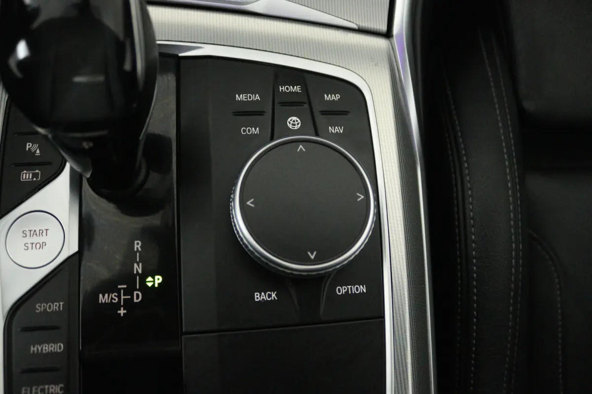 330e Edition M Sport Plus (PANORAMADAK, STOELVERWARMING, CARPLAY, CAMERA, DEALER ONDERHOUDEN)