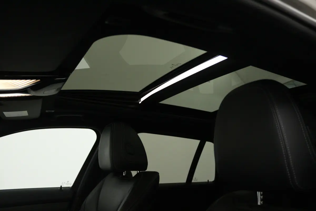 330e Edition M Sport Plus (PANORAMADAK, STOELVERWARMING, CARPLAY, CAMERA, DEALER ONDERHOUDEN)