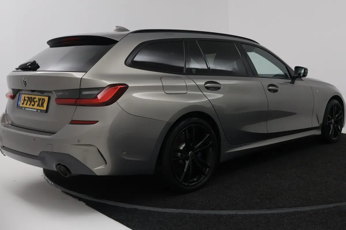 330e Edition M Sport Plus (PANORAMADAK, STOELVERWARMING, CARPLAY, CAMERA, DEALER ONDERHOUDEN)