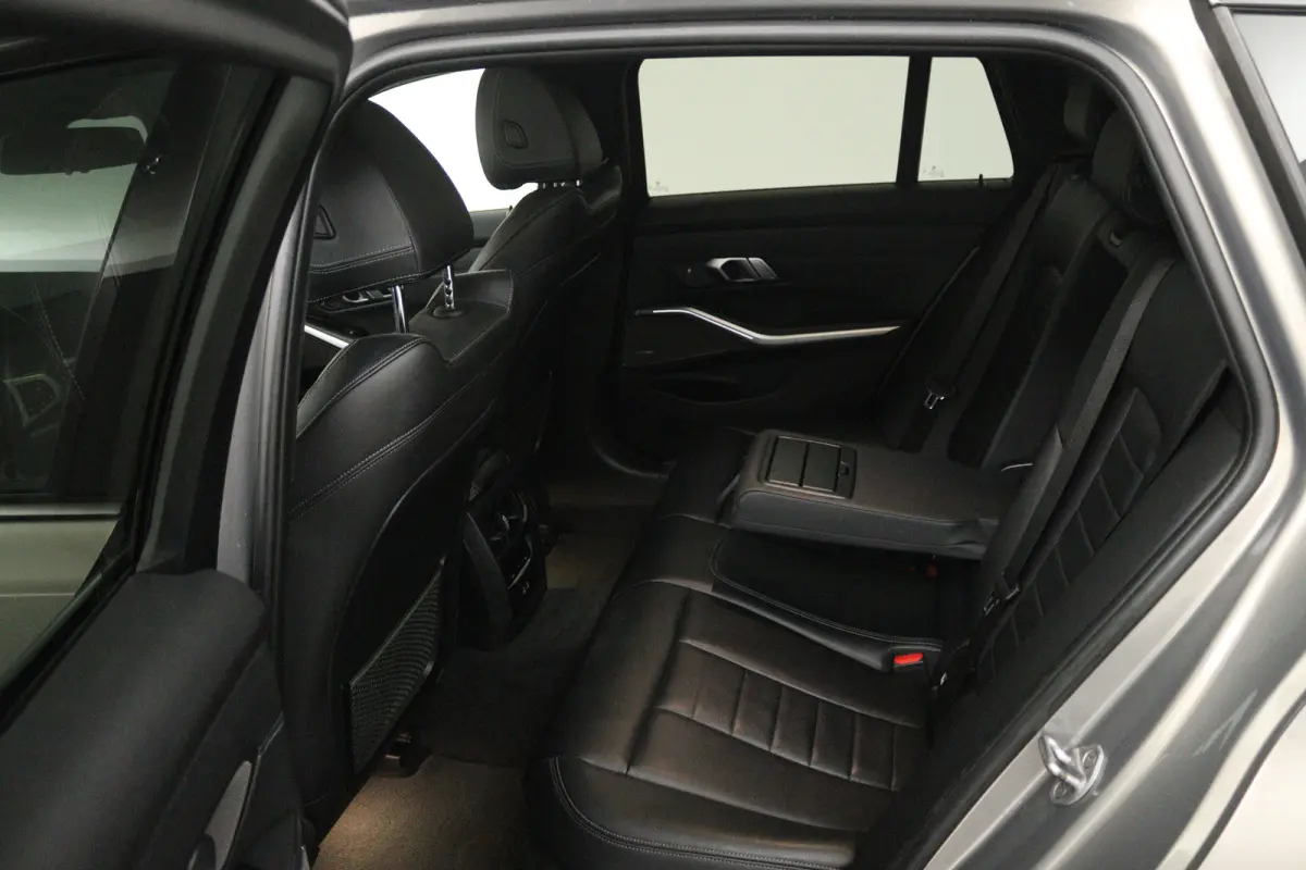 330e Edition M Sport Plus (PANORAMADAK, STOELVERWARMING, CARPLAY, CAMERA, DEALER ONDERHOUDEN)