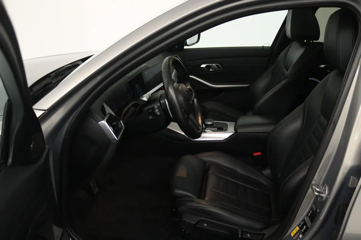 330e Edition M Sport Plus (PANORAMADAK, STOELVERWARMING, CARPLAY, CAMERA, DEALER ONDERHOUDEN)