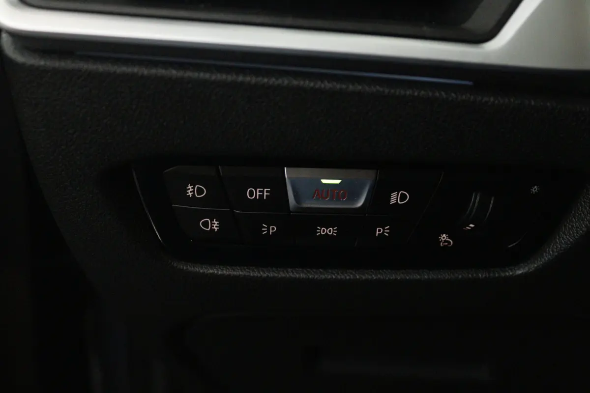 330e Edition M Sport Plus (PANORAMADAK, STOELVERWARMING, CARPLAY, CAMERA, DEALER ONDERHOUDEN)