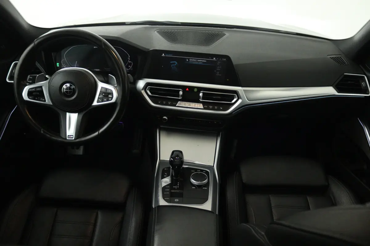 330e Edition M Sport Plus (PANORAMADAK, STOELVERWARMING, CARPLAY, CAMERA, DEALER ONDERHOUDEN)