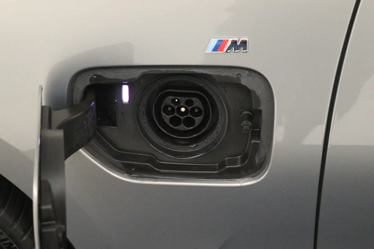 330e Edition M Sport Plus (PANORAMADAK, STOELVERWARMING, CARPLAY, CAMERA, DEALER ONDERHOUDEN)