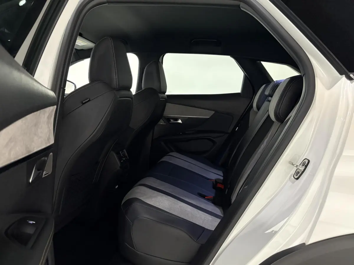 1.6 HYbrid 225 GT|Black Pack|19 inch|Memory|360|FOCAL|Carplay|Navi|PDC|ACC|Side assist|Lane Assist|