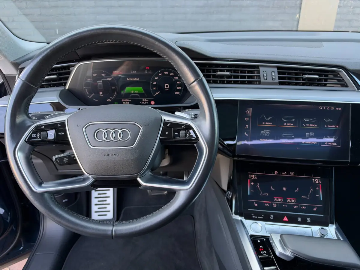 E-tron 50 Quattro Launch Edition plus 71 kWh