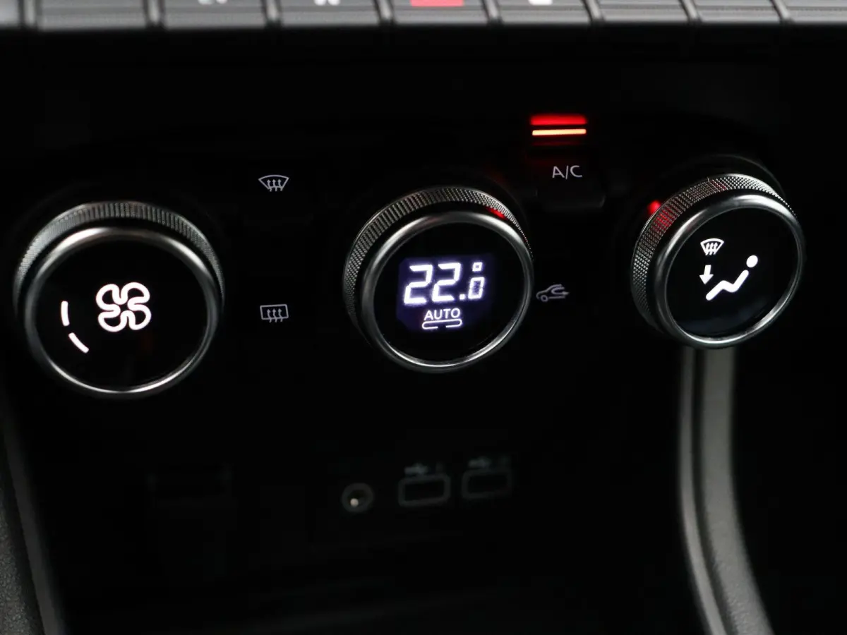 1.6 E-Tech Hybrid 145 Techno | Achteruitrijcamera | Climate Control | Parkeersensoren Voor en Achter | All season banden |