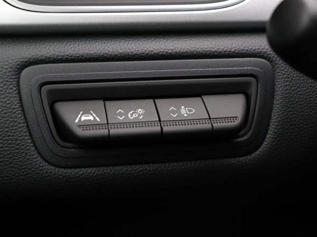 1.6 E-Tech Hybrid 145 Techno | Achteruitrijcamera | Climate Control | Parkeersensoren Voor en Achter | All season banden |