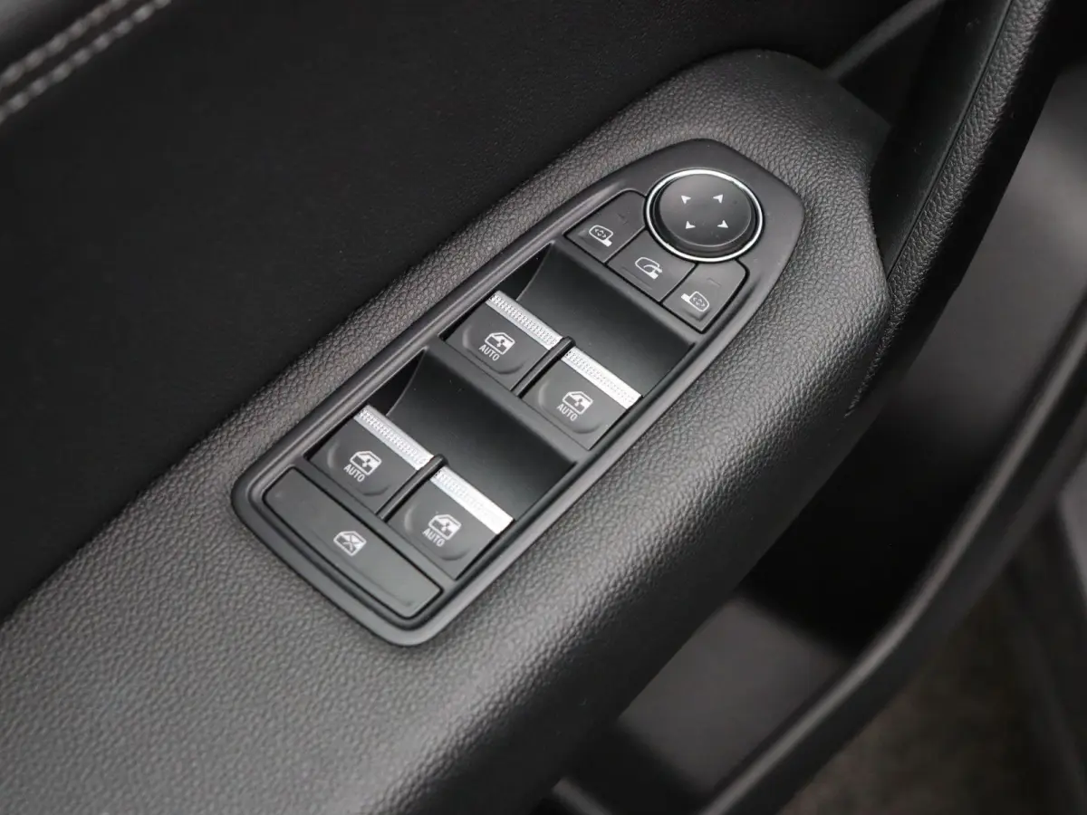 1.6 E-Tech Hybrid 145 Techno | Achteruitrijcamera | Climate Control | Parkeersensoren Voor en Achter | All season banden |