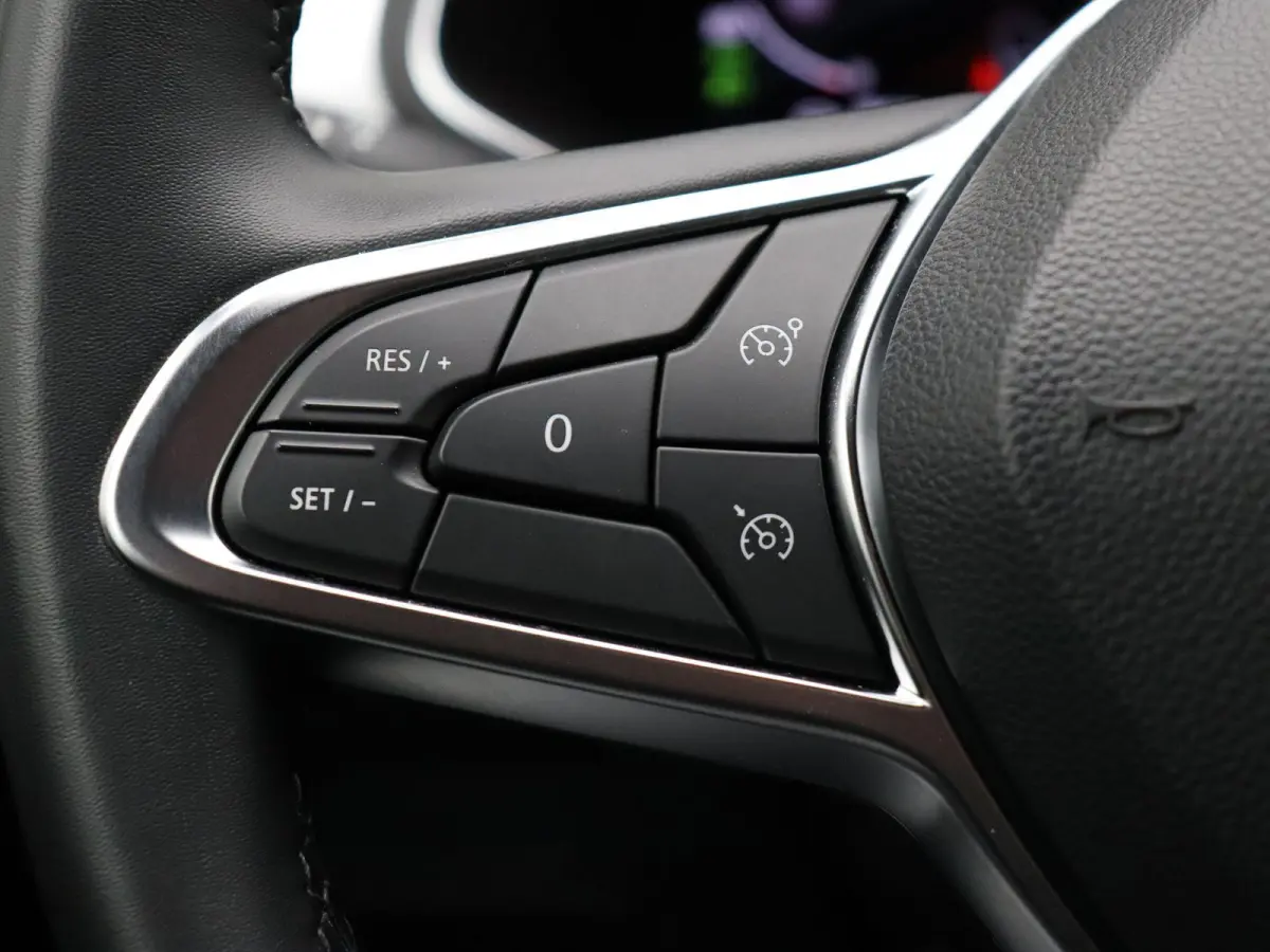 1.6 E-Tech Hybrid 145 Techno | Achteruitrijcamera | Climate Control | Parkeersensoren Voor en Achter | All season banden |