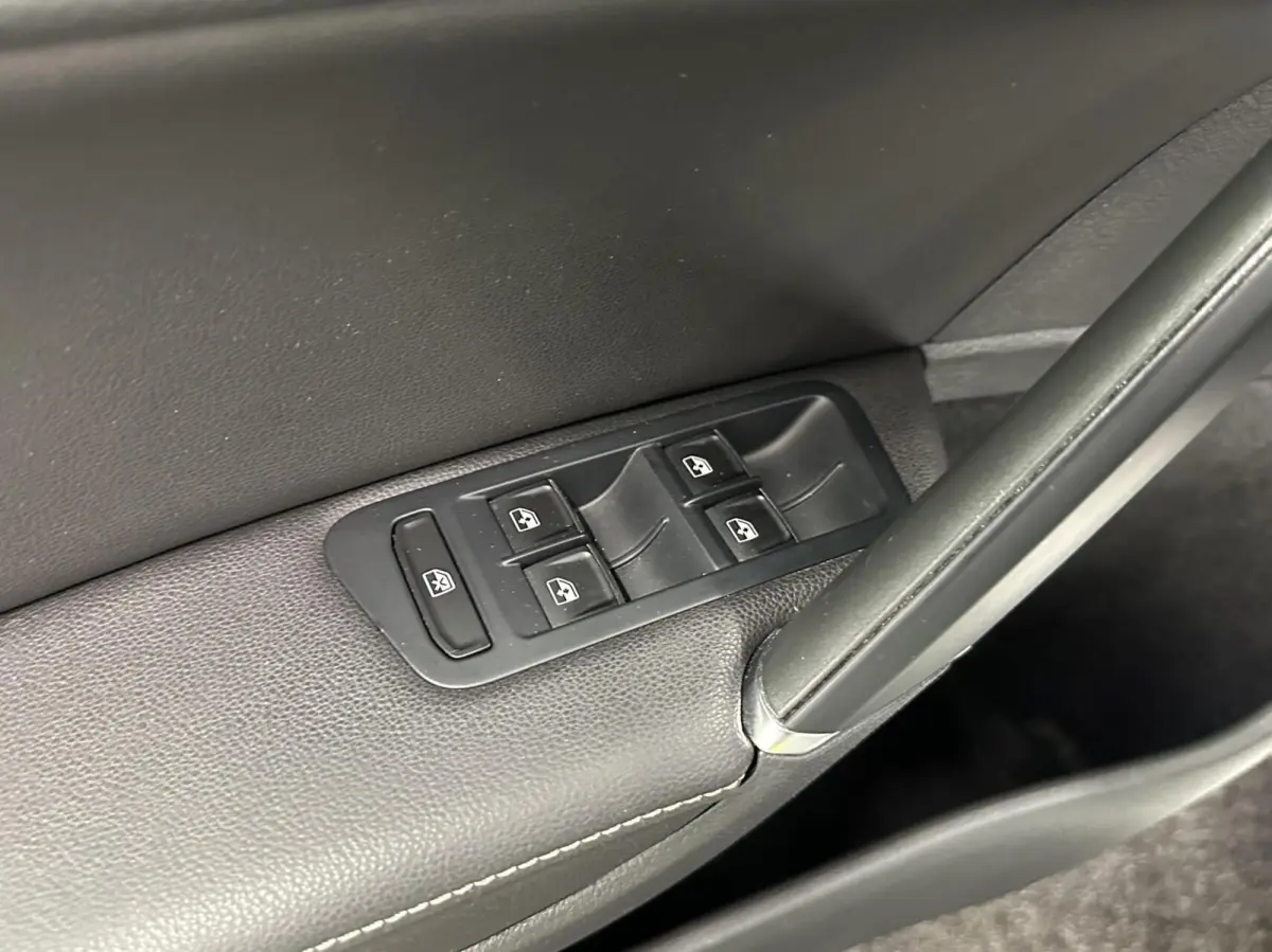 1.6 TDI Connected Series PANO NAVI CRUISE LM ECC CARPLAY.