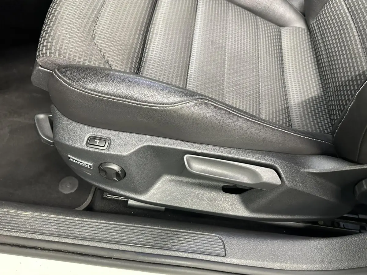 1.6 TDI Connected Series PANO NAVI CRUISE LM ECC CARPLAY.