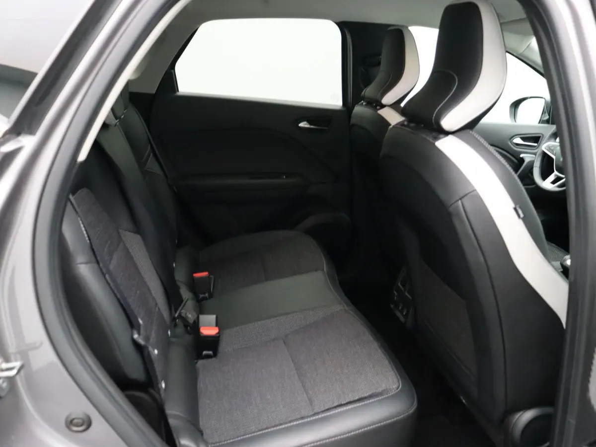 E-Tech Hybrid 145pk Techno | Led | Half leder | Apple carplay & Android auto | achteruitrij camera |