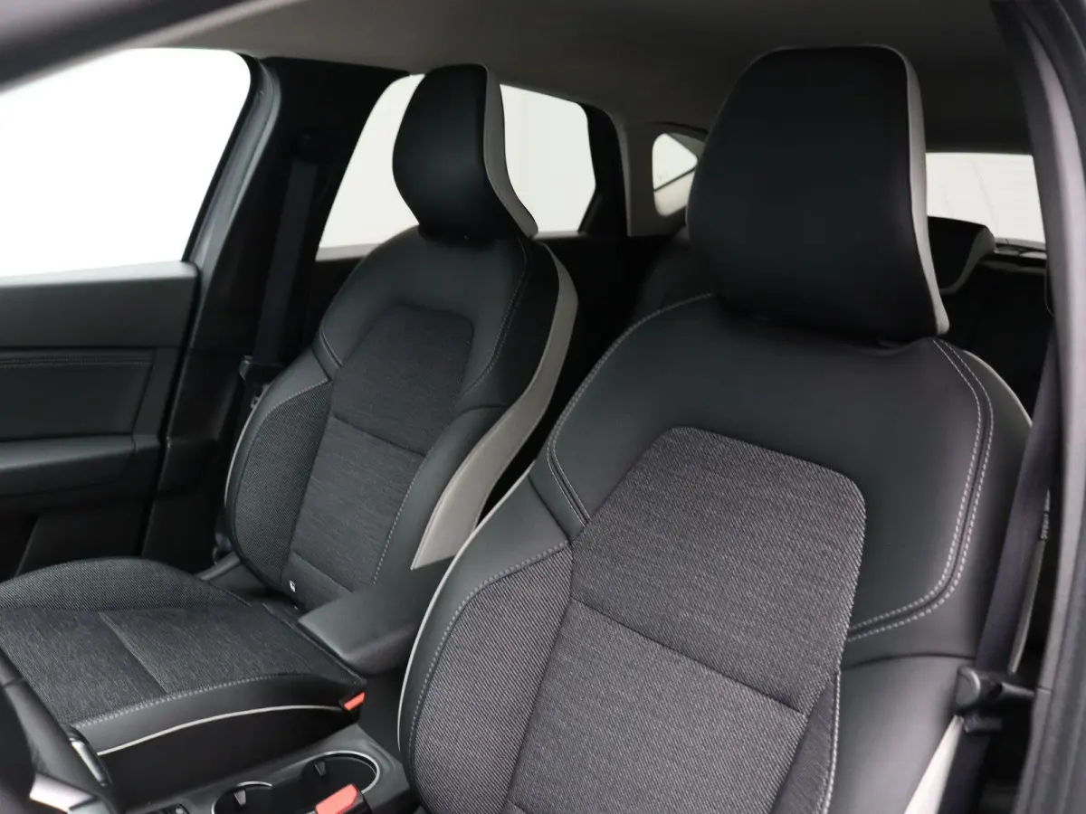 E-Tech Hybrid 145pk Techno | Led | Half leder | Apple carplay & Android auto | achteruitrij camera |
