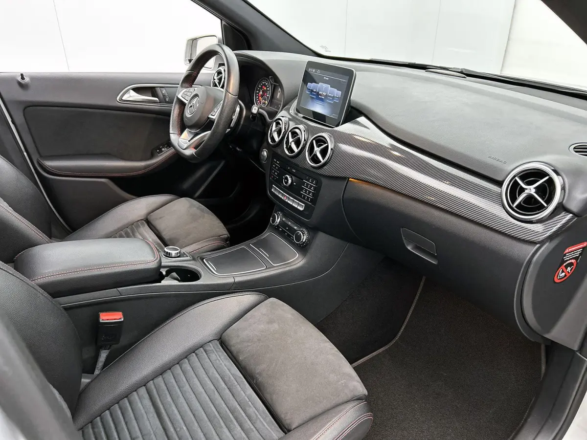 180 Business Solution AMG | Panoramadak | Achteruitrijcamera | Parkeersensoren | Stoelverwarming |