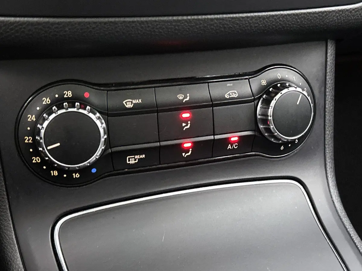 180 Business Solution AMG | Panoramadak | Achteruitrijcamera | Parkeersensoren | Stoelverwarming |