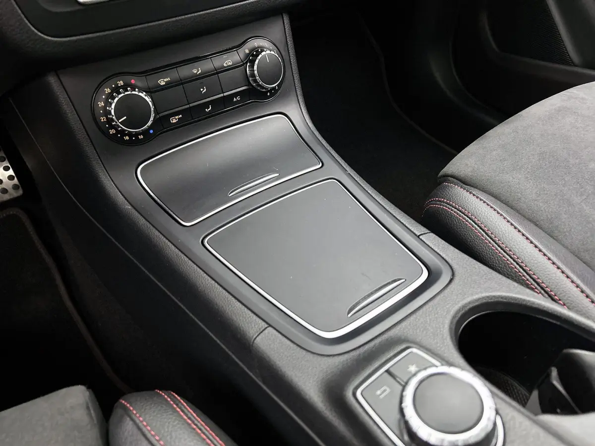 180 Business Solution AMG | Panoramadak | Achteruitrijcamera | Parkeersensoren | Stoelverwarming |