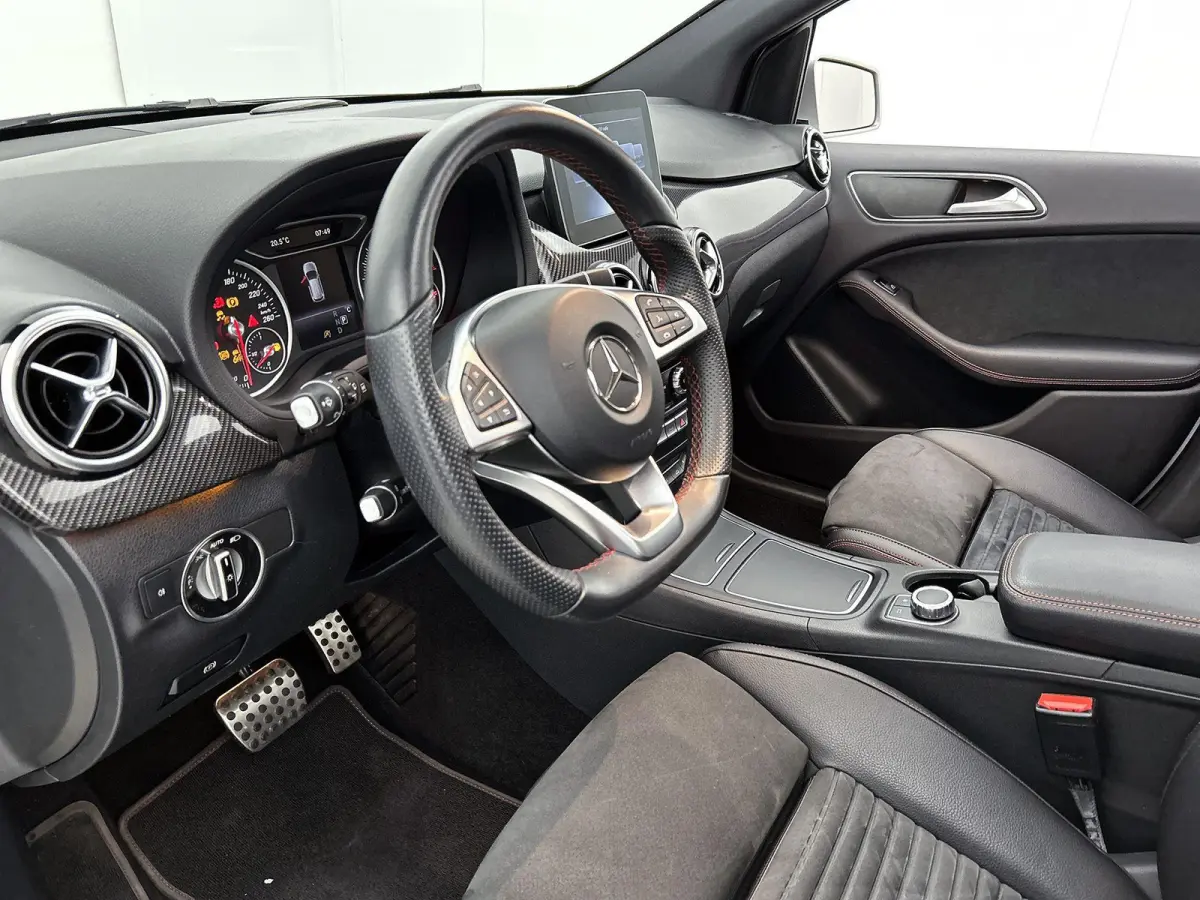 180 Business Solution AMG | Panoramadak | Achteruitrijcamera | Parkeersensoren | Stoelverwarming |