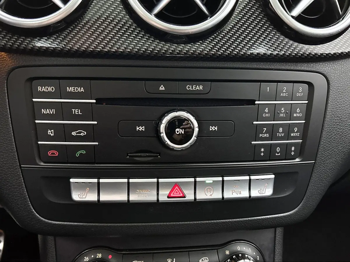 180 Business Solution AMG | Panoramadak | Achteruitrijcamera | Parkeersensoren | Stoelverwarming |