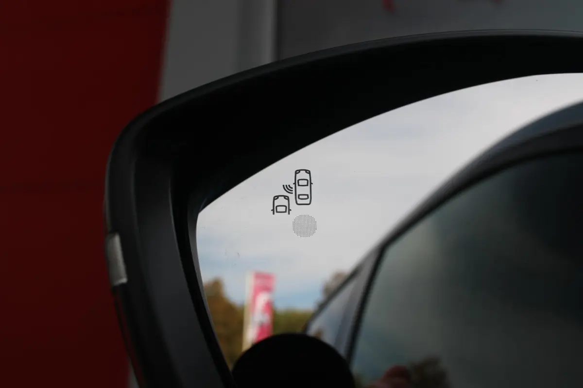 1.2 145PK AUTOMAAT Hybrid IBRIDA TI | TECHNO PACK: (LED MATRIX KOPLAMPEN, DRAADLOZE TELEFOONLADER, DODEHOEK DETECTIE, PARKEERSENSOREN VOOR ACHTER EN ZIJKANT, NAVIGATIE, ELEKTRISCH BEDIENBARE
