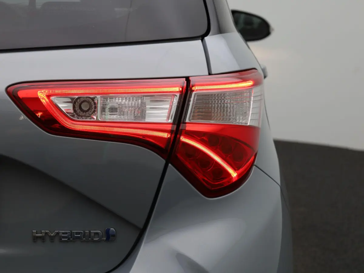 1.5 Hybrid Design Red | Automaat | Achteruitrijcamera | Climate Control |