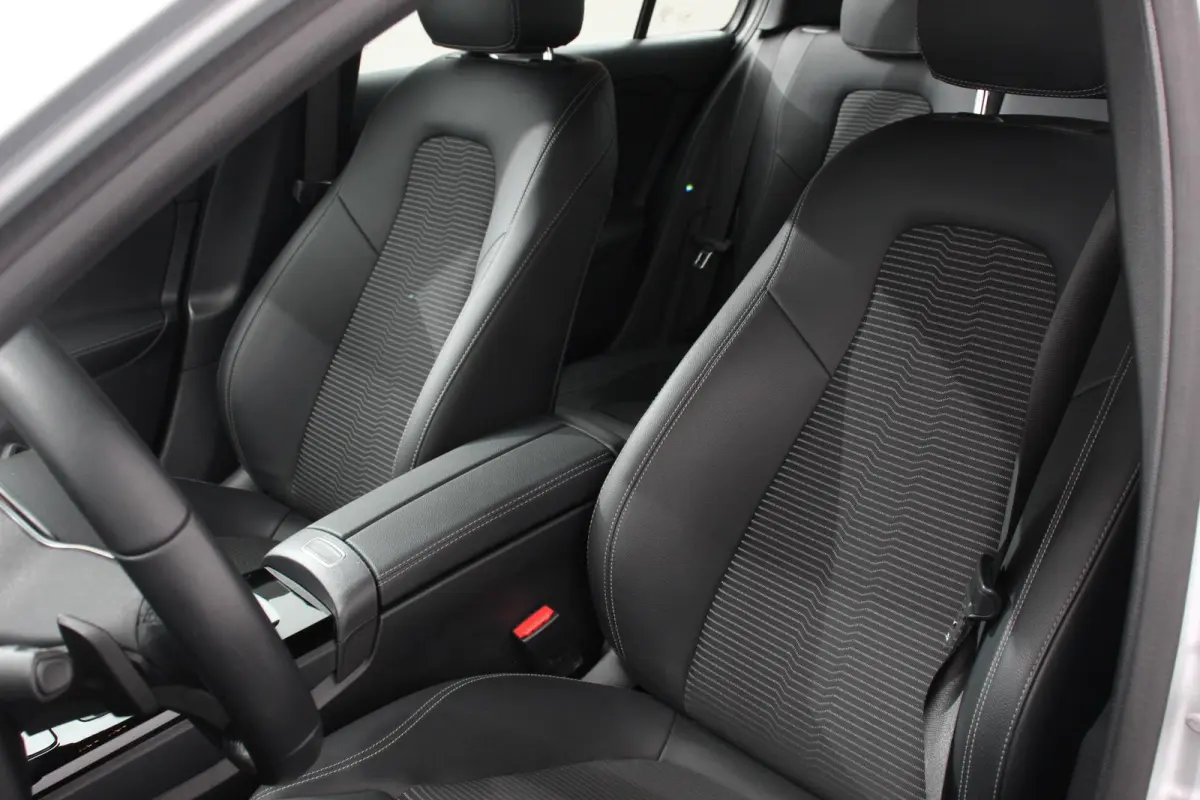 180 Progressive 7-DCT Navigatie Climate Control Virtual Cockpit Stoelverwarming 17" Lichtmetalen velgen Parkeer sensoren Cruise Control