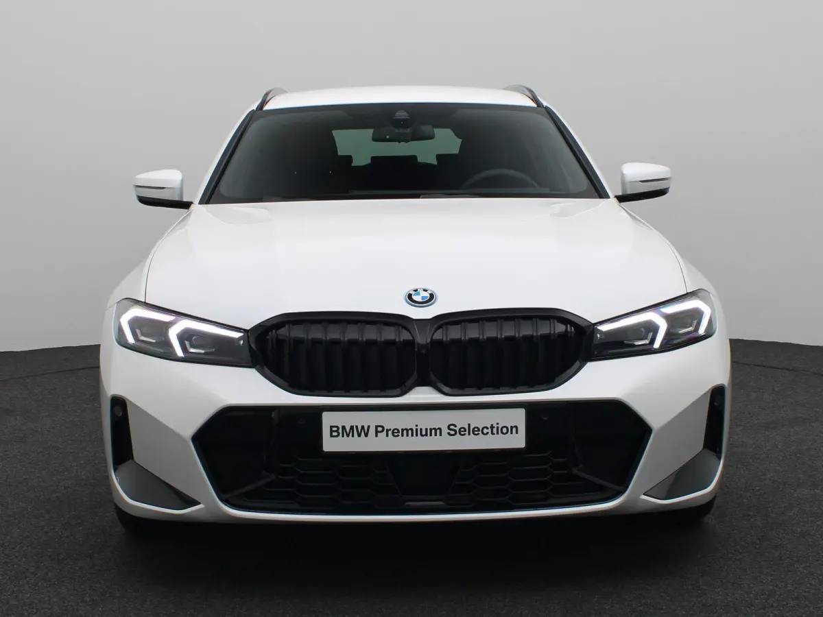 330e M Sport Edition | M Sportpakket Pro | 	Innovation Pack | Comfort Pack | Stuurwielrand verwarmd | Trekhaak | Driving Assistant | Active Cruise Control | Harman Kardon | 19''