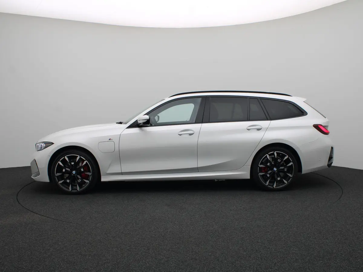 330e M Sport Edition | M Sportpakket Pro | 	Innovation Pack | Comfort Pack | Stuurwielrand verwarmd | Trekhaak | Driving Assistant | Active Cruise Control | Harman Kardon | 19''