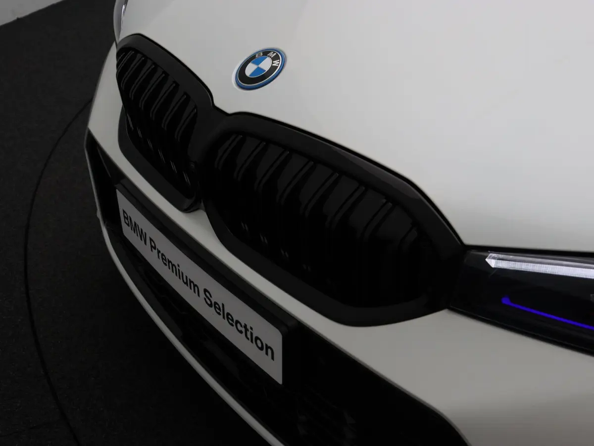 330e M Sport Edition | M Sportpakket Pro | 	Innovation Pack | Comfort Pack | Stuurwielrand verwarmd | Trekhaak | Driving Assistant | Active Cruise Control | Harman Kardon | 19''