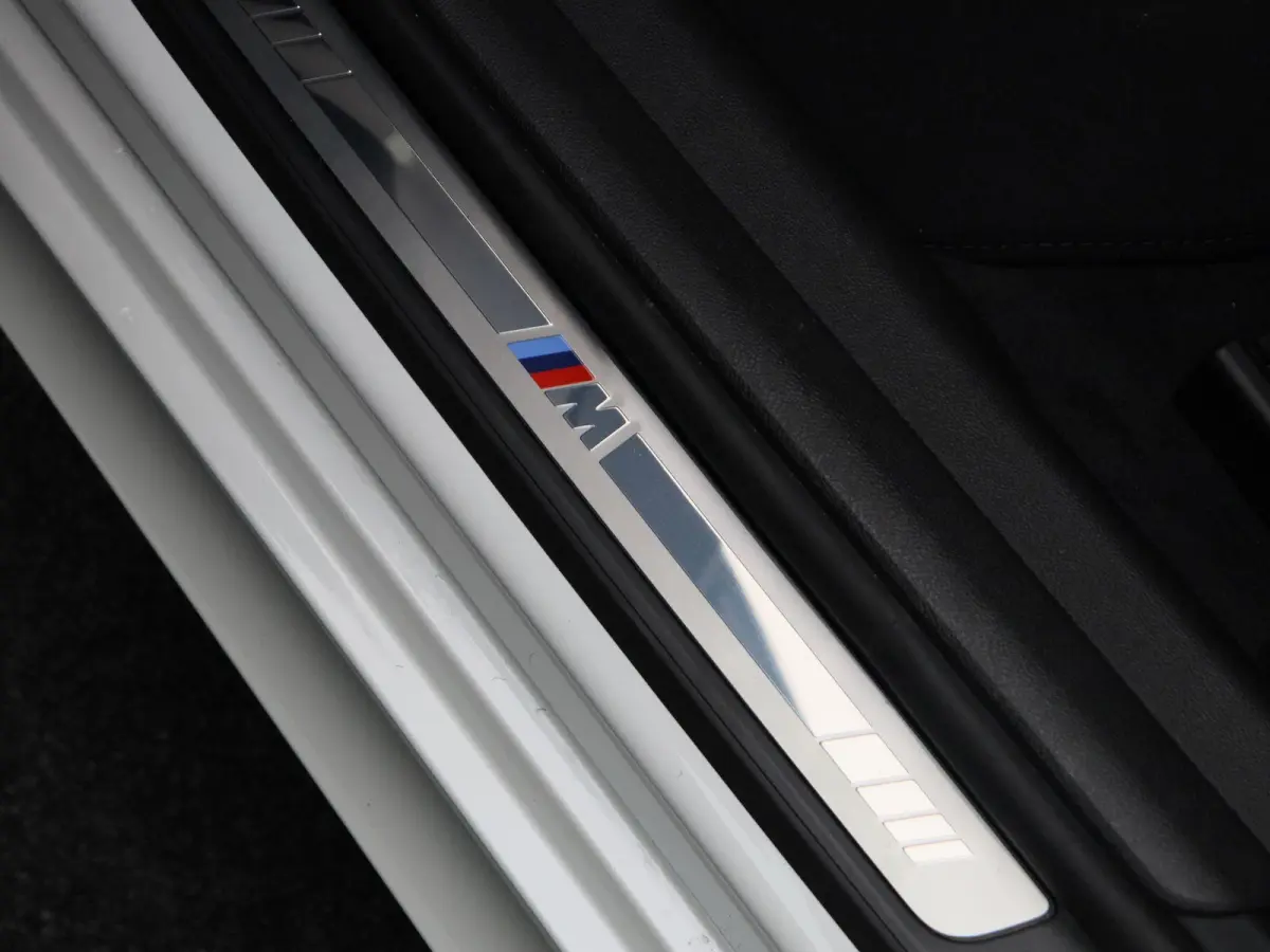 330e M Sport Edition | M Sportpakket Pro | 	Innovation Pack | Comfort Pack | SoH 100% | Stuurwielrand verwarmd | Trekhaak | Driving Assistant | Active Cruise Control | Harman Kardon | 19''