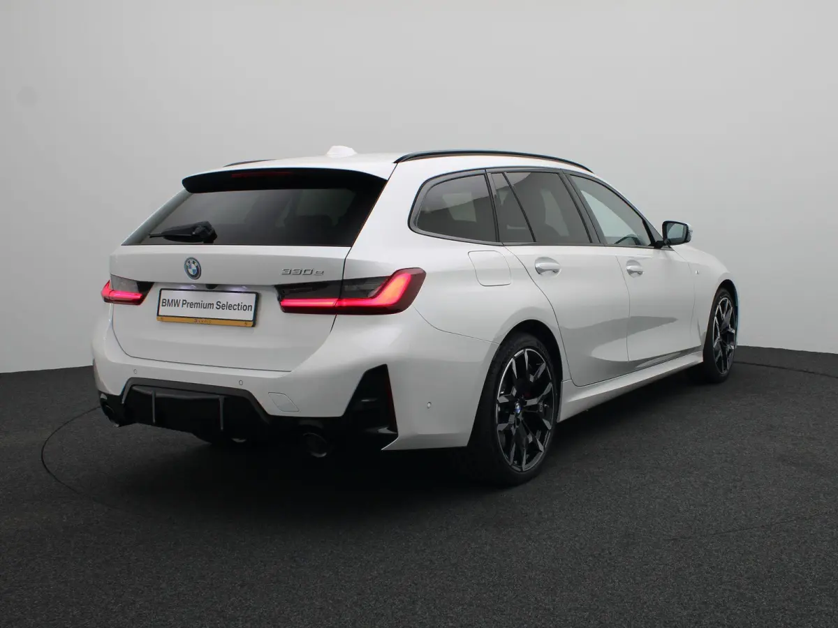 330e M Sport Edition | M Sportpakket Pro | 	Innovation Pack | Comfort Pack | Stuurwielrand verwarmd | Trekhaak | Driving Assistant | Active Cruise Control | Harman Kardon | 19''