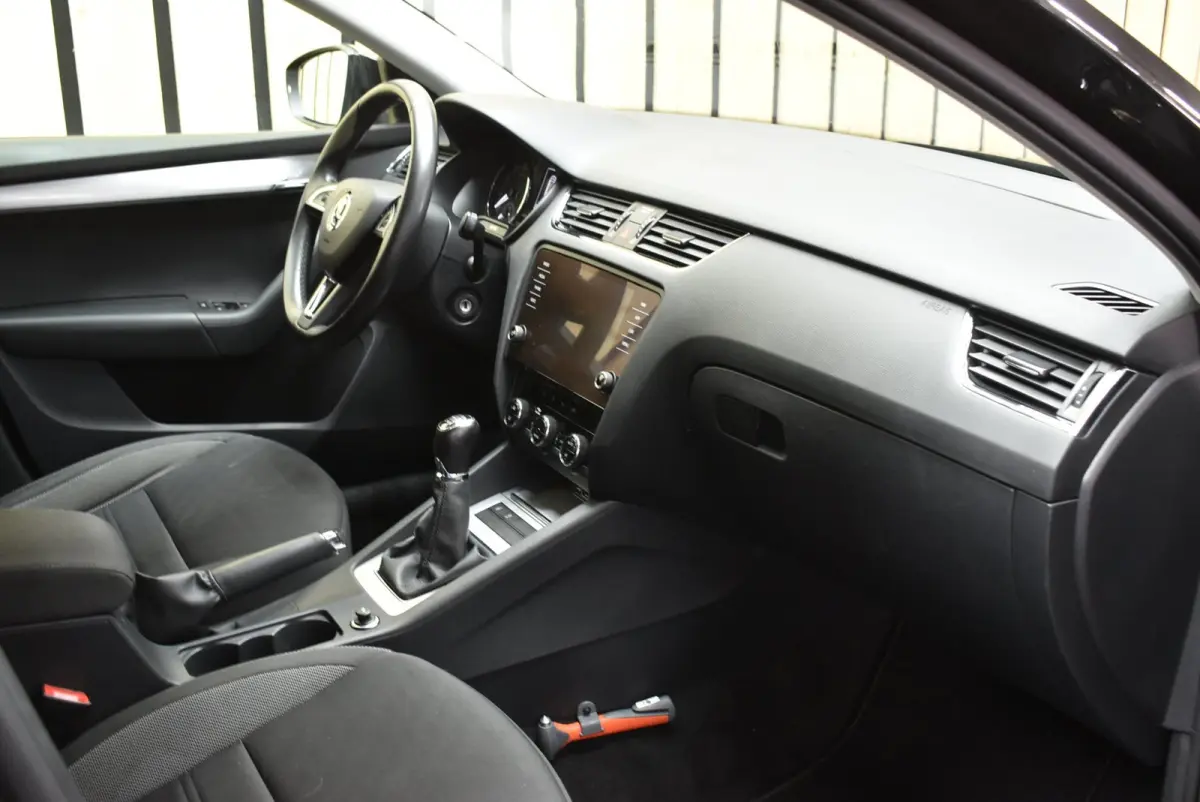 1.0 TSI Greentech Business Edition CarPlay Navi Cruise Clima LED PDC Nwe APK
