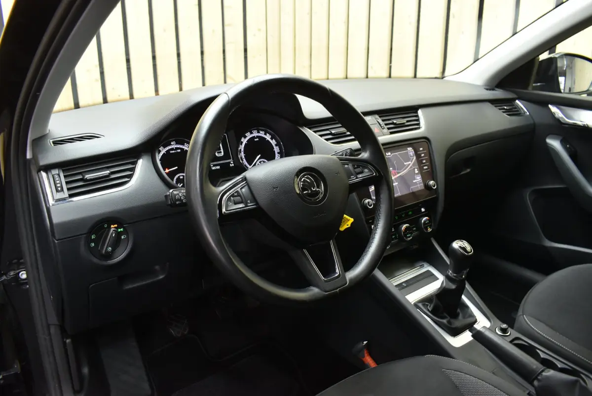 1.0 TSI Greentech Business Edition CarPlay Navi Cruise Clima LED PDC Nwe APK