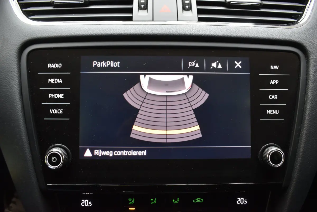 1.0 TSI Greentech Business Edition CarPlay Navi Cruise Clima LED PDC Nwe APK