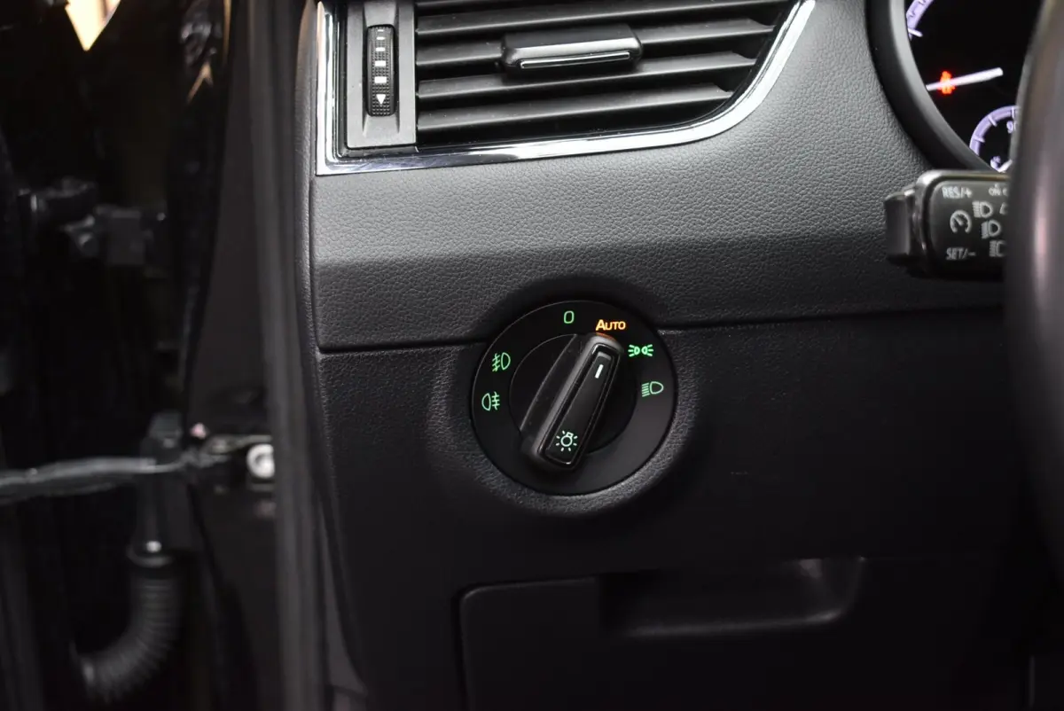 1.0 TSI Greentech Business Edition CarPlay Navi Cruise Clima LED PDC Nwe APK