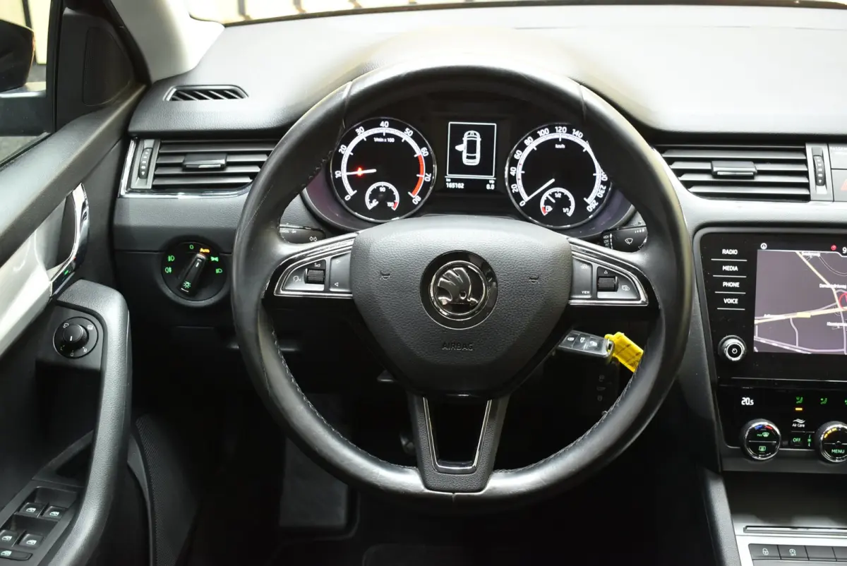 1.0 TSI Greentech Business Edition CarPlay Navi Cruise Clima LED PDC Nwe APK