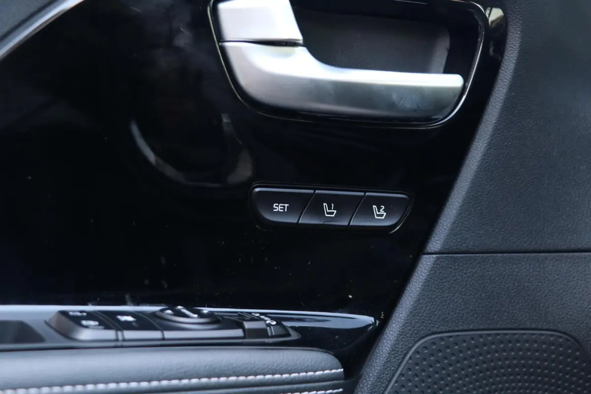ExecutiveLine 64 kWh Leder Trekhaak Warmtepomp AdaptivCruise JBL Audio Blindspot Camera MemoryZetels Stoel koeling 78000KM BJ2020