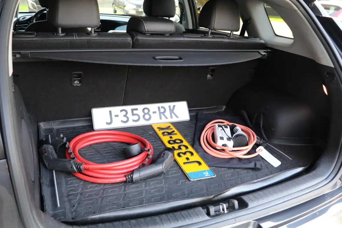 ExecutiveLine 64 kWh Leder Trekhaak Warmtepomp AdaptivCruise JBL Audio Blindspot Camera MemoryZetels Stoel koeling 78000KM BJ2020