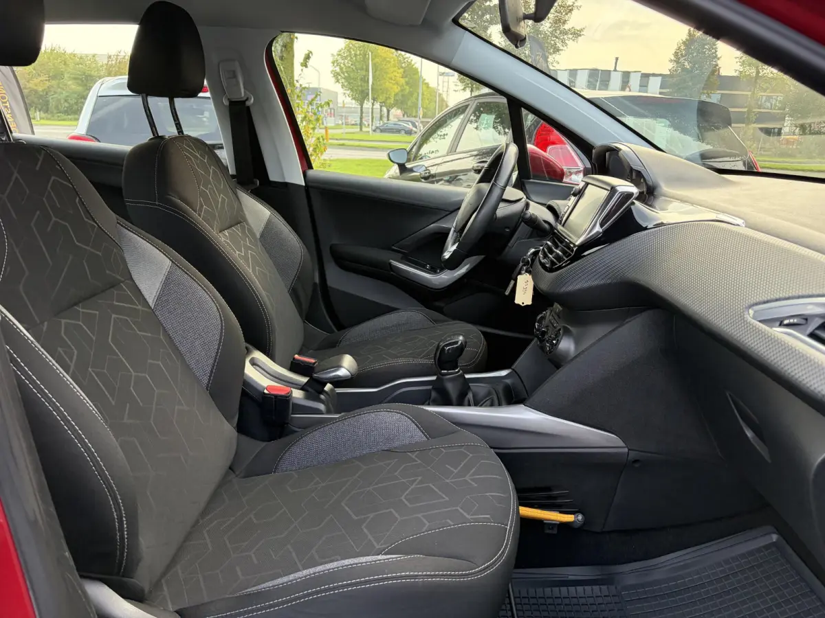 1.2 PureTech Blue Lion ✓D-riem vv in 11-2023✓1e Eigenaar✓Trekhaak✓Navi✓Carplay✓Airco✓Cruise✓Pdc✓Dealer Onderhouden✓110pk✓Weinig Km✓N.A.P✓Bj 12-2017✓Nieuwe Apk bij