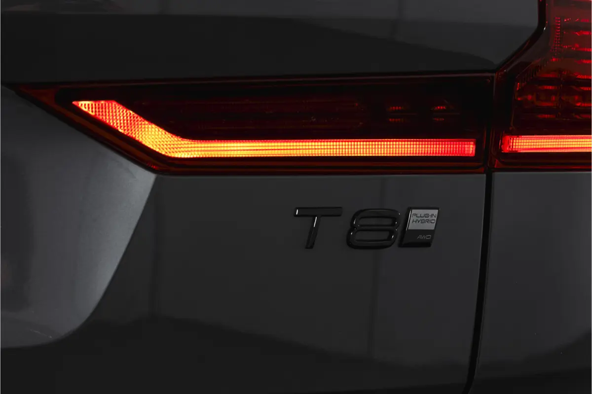 2.0 T8 Plug-in hybrid AWD Ultra Dark Org. NL. | Forest Lake | S/K-Panodak | Adapt. Cruise | Stoel-+Stuurverw. | PDC | 360 Camera | NAV + App. Connect | ECC | Elek. Klep | LM 22" |
