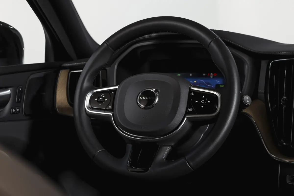 2.0 T8 Plug-in hybrid AWD Ultra Dark Org. NL. | Forest Lake | S/K-Panodak | Adapt. Cruise | Stoel-+Stuurverw. | PDC | 360 Camera | NAV + App. Connect | ECC | Elek. Klep | LM 22" |