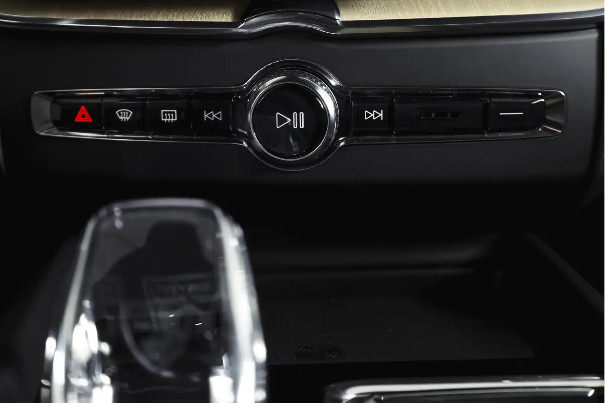 2.0 T8 Plug-in hybrid AWD Ultra Dark Org. NL. | Forest Lake | S/K-Panodak | Adapt. Cruise | Stoel-+Stuurverw. | PDC | 360 Camera | NAV + App. Connect | ECC | Elek. Klep | LM 22" |