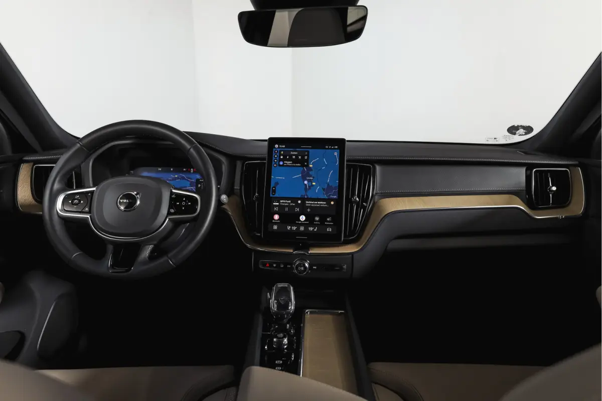 2.0 T8 Plug-in hybrid AWD Ultra Dark Org. NL. | Forest Lake | S/K-Panodak | Adapt. Cruise | Stoel-+Stuurverw. | PDC | 360 Camera | NAV + App. Connect | ECC | Elek. Klep | LM 22" |